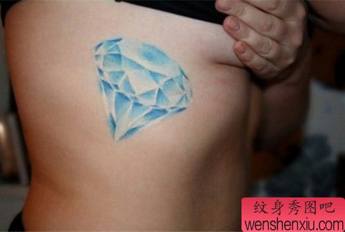 美女侧胸一幅彩色钻石纹身图案