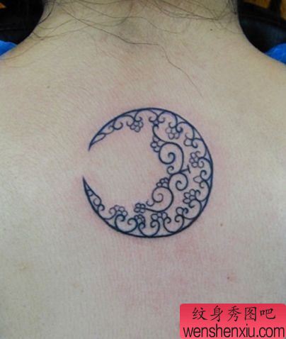 女孩子背部好看的线条月亮纹身图案