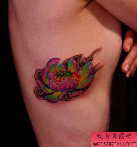美女侧胸好看的彩色莲花纹身图案