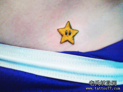 女孩子胸部彩色小五角星纹身图案