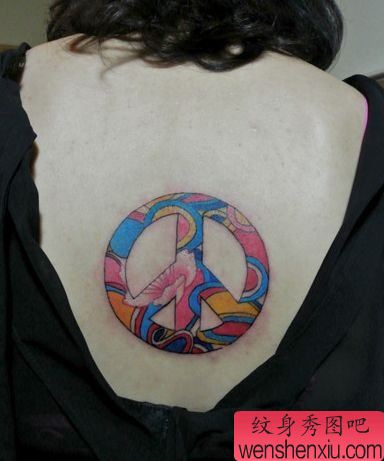 女生背部好看的彩色反战符号纹身图案