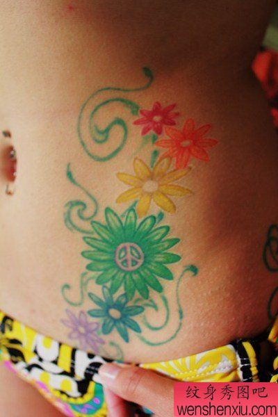 美女腹部好看的彩色雏菊纹身图案