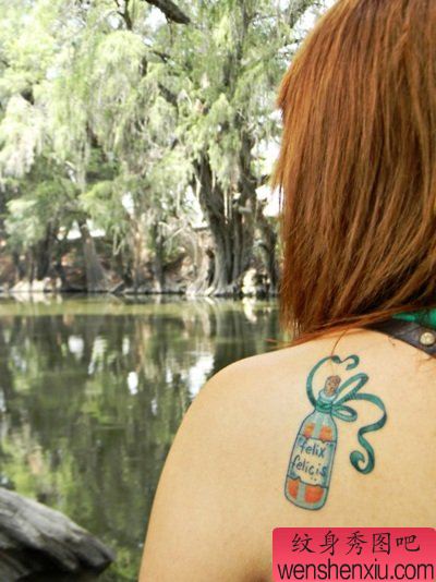 女孩子肩背一幅漂流瓶纹身图案