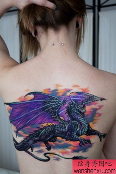 一幅美女背部霸气的欧美龙纹身图案