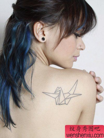 女孩子肩背一幅简单的纸鹤纹身图案