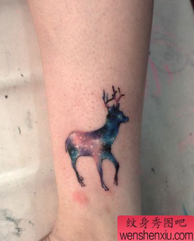 腿部流行另类的小鹿星空纹身图案