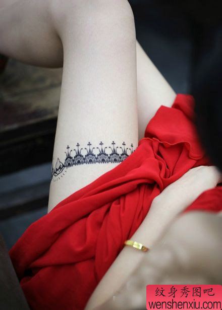 美女腿部流行精美的蕾丝纹身图案
