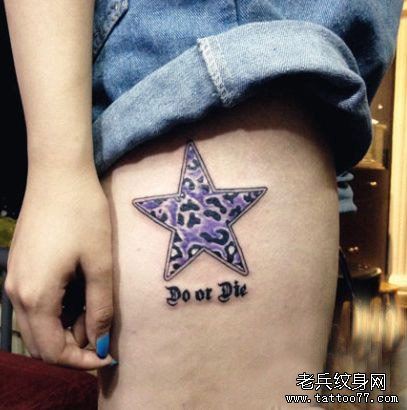 美女腿部一幅豹纹五角星纹身图案