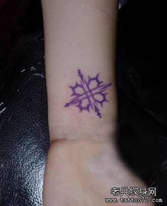 女生手腕处简单好看的彩色图腾纹身图案