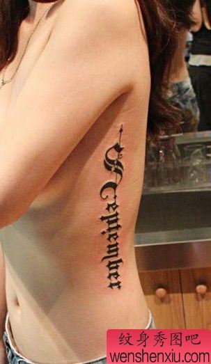 女孩子侧腰精美的哥特字母纹身图案