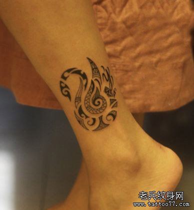 美女腿部一幅图腾天鹅纹身图案