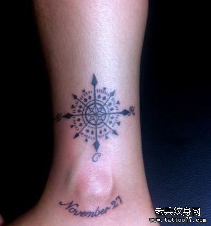 小腿处简单的图腾指南针纹身图案