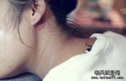 女孩子耳部好看的小彩虹纹身图案