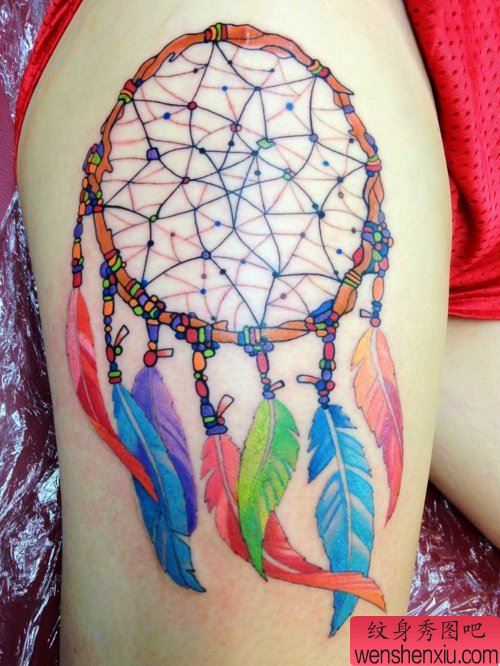 美女腿部一幅部落风格的彩色羽毛纹身图案
