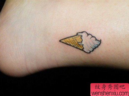 女生脚部一幅小冰激凌纹身图案