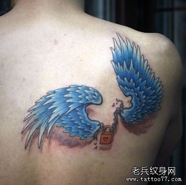 男生肩背一幅彩色翅膀纹身图案