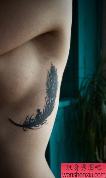 美女胸部一幅图腾羽毛纹身图案