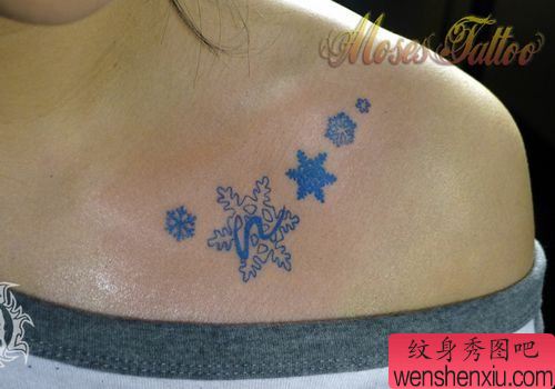 女生胸部一幅彩色雪花纹身图案