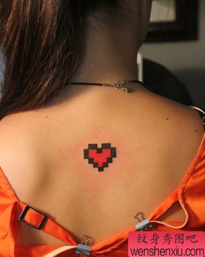 美女背部简单好看的爱心纹身图案