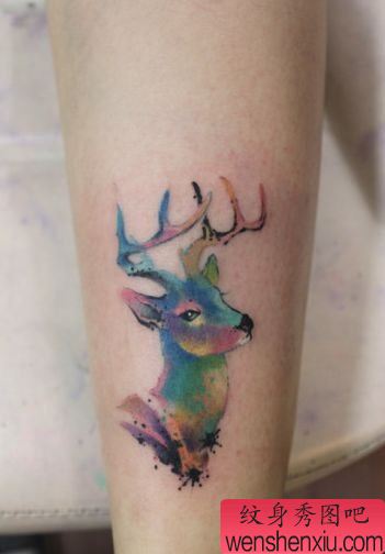 好看的腿部星空小鹿纹身图案