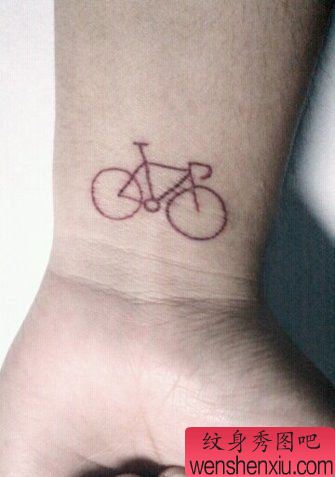 手腕处一幅简单的自行车纹身图案