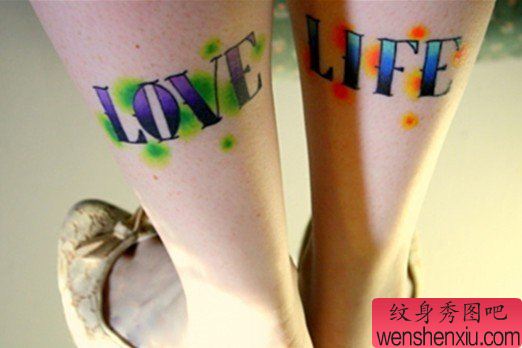 女生腿部好看的彩色字母纹身图案