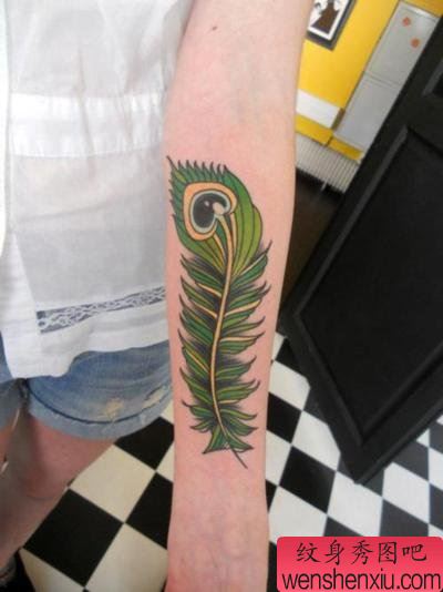 女生手臂彩色孔雀羽毛纹身图案