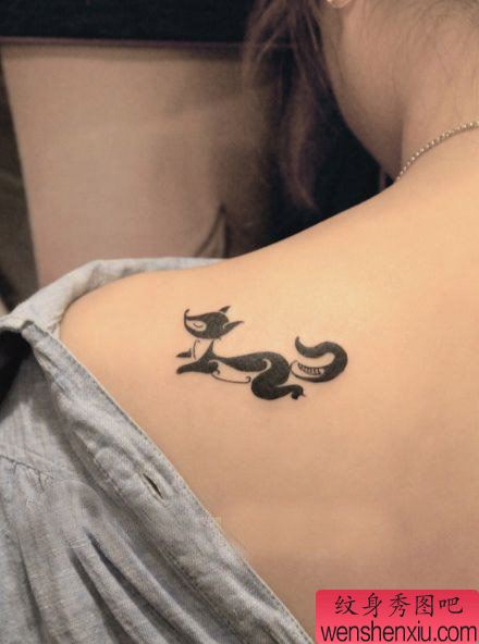 一幅女生肩部图腾狐狸纹身图案