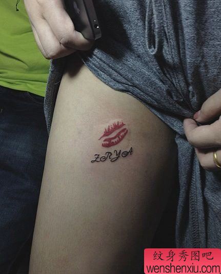美女腿部唇印与字母纹身图案