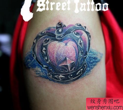 手臂漂亮的一幅彩色皇冠纹身图案