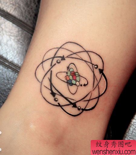 腿部一幅原子核纹身图案