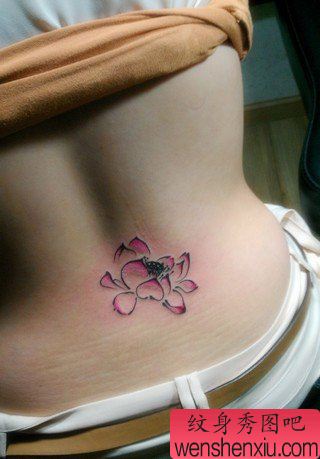 美女腰部水墨画莲花纹身图案