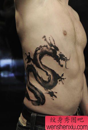 腰部一幅水墨画龙纹身图案