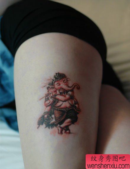 美女腿部一幅经典的象神纹身图案