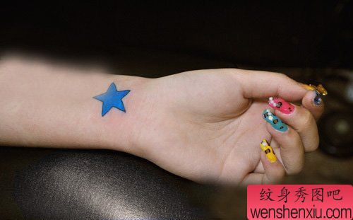 女孩子手臂漂亮的彩色小五角星纹身图案
