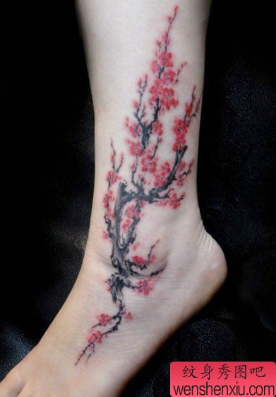 美女脚步唯美的梅花纹身图案