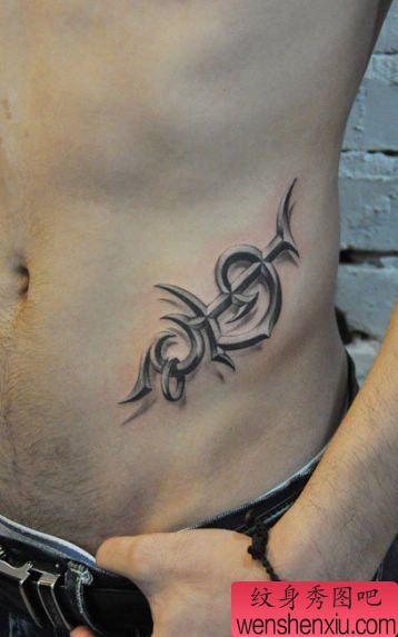 男生腹部漂亮的立体图腾纹身图案