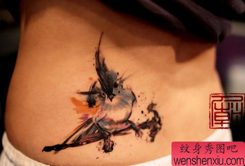 美女腰部好看的小鸟纹身图案