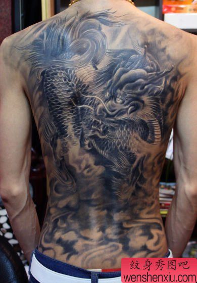 超帅的满背黑灰麒麟纹身图案