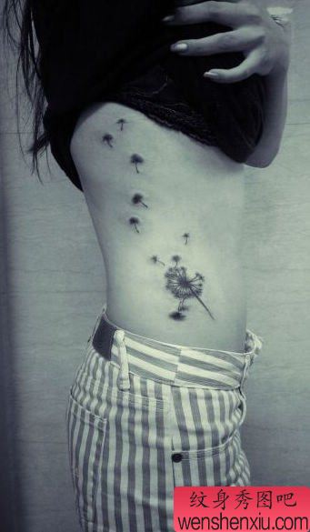 美女腰部唯美漂亮的蒲公英纹身图案