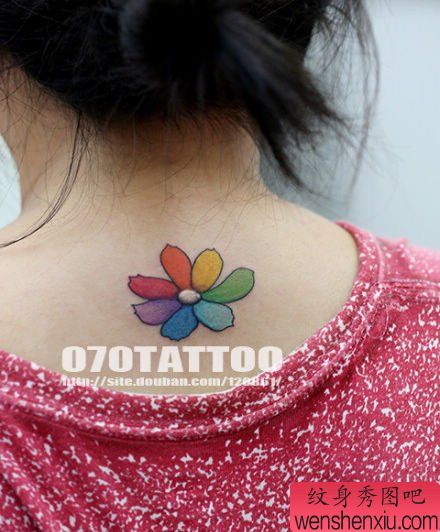 美女背部漂亮的小花卉纹身图案