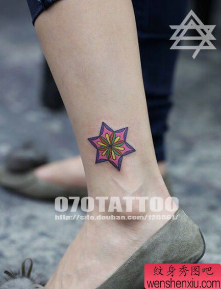 美女腿部漂亮的花卉图腾纹身图案