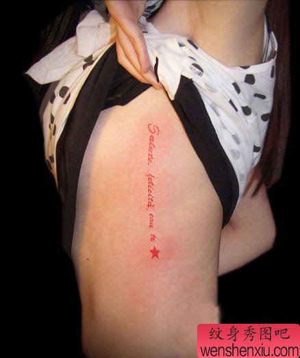 美女肋骨处好看的彩色字母纹身图案