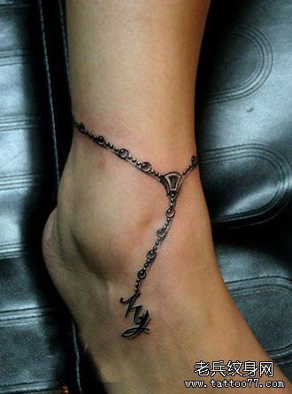 一幅美女脚部简约的脚链纹身图案