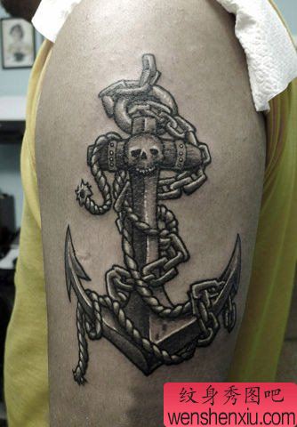手臂好看的黑灰船锚纹身图案