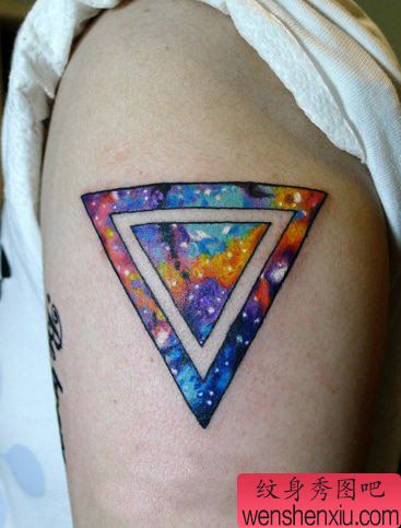 手臂好看的三角形与星空纹身图案