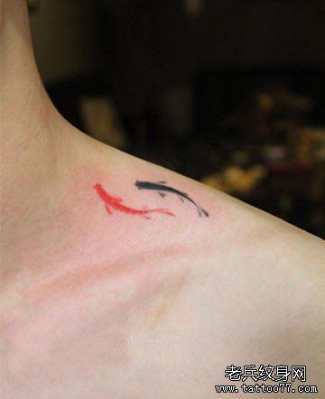 男生肩膀处水墨画小鱼纹身图案
