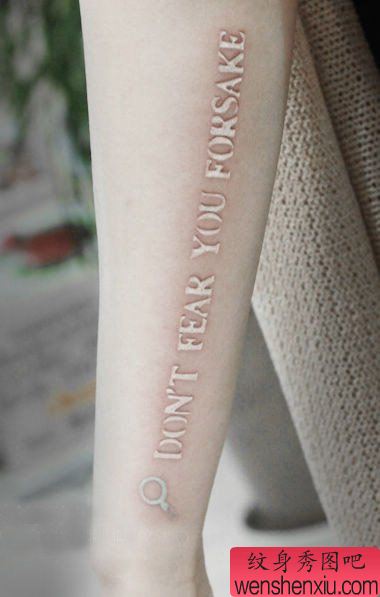 美女手臂好看的白色字母纹身图案