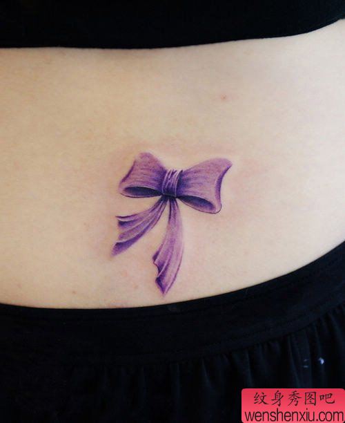美女腰部漂亮的彩色蝴蝶结纹身图案