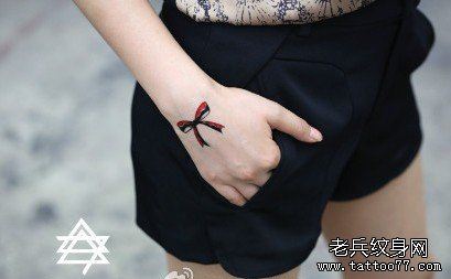 女孩子手部好看的蝴蝶结纹身图案